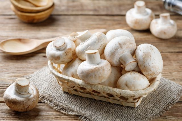 white mushrooms on a basket (Are Mushrooms Good For Weight Loss?)