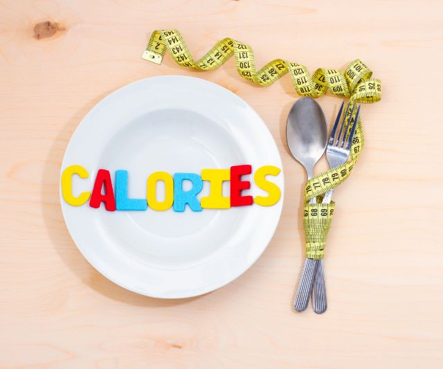 a plate with calories written on it