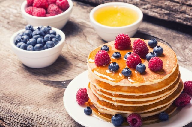 A plate full of pancakes with syrup and fruits on top of it (Are Pancakes Good For Weight Loss?)