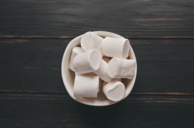marshmallows in a white bowl on a wooden table (Is Marshmallow Good for Weight Loss?)